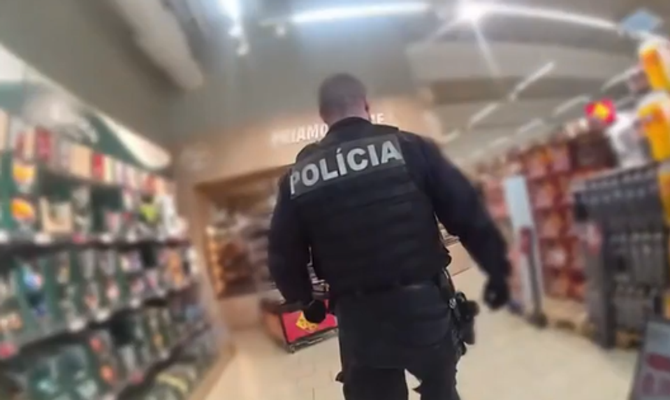 Zamestnanie v predajni začína byť rizikové. Polícia viackrát zasiahla proti agresívnym zákazníkom