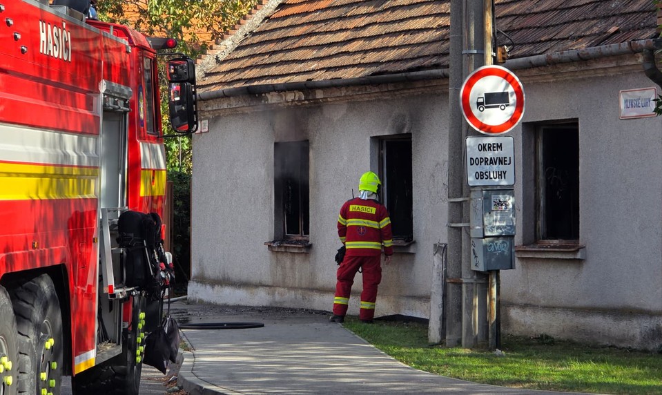 Požiar rodinného domu v Ružinove: Hasiči zasahujú na Mlynských luhoch