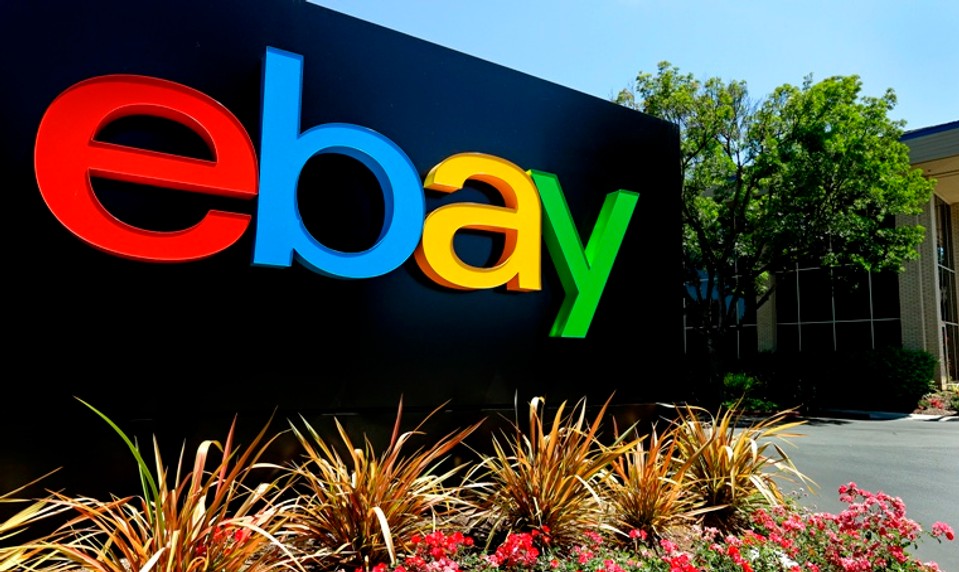 Dostali balík so švábmi a krvavou maskou: eBay páru musí zaplatiť 50 miliónov dolárov za šikanu