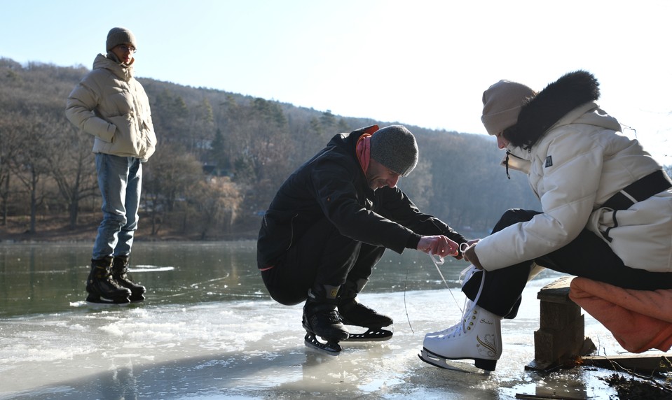 Zamrznuté jazerá lákajú korčuliarov. Aká hrúbka ľadu je bezpečná?