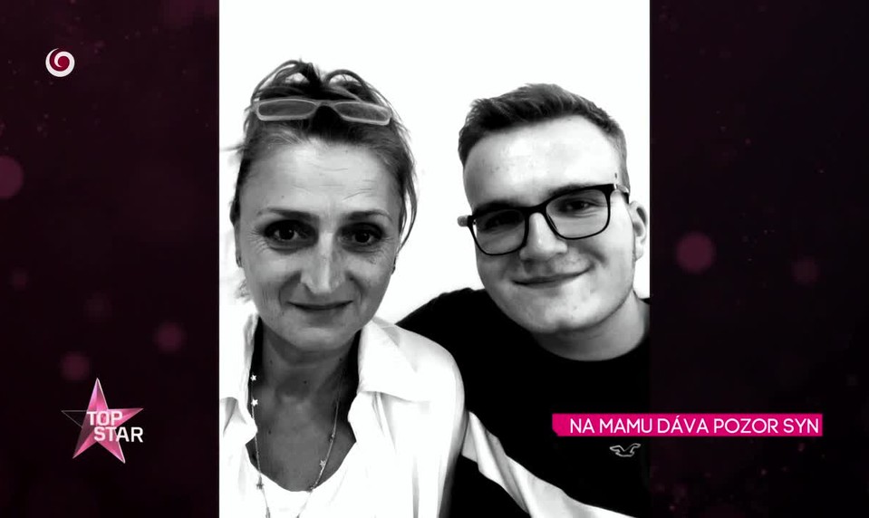 NA MAMU DÁVA POZOR SYN