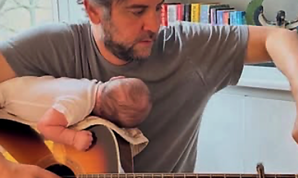 Dlho hľadal matku svojich detí v seriáli, aj v skutočnosti! Ako 51-ročný sa stal teraz konečne otcom!