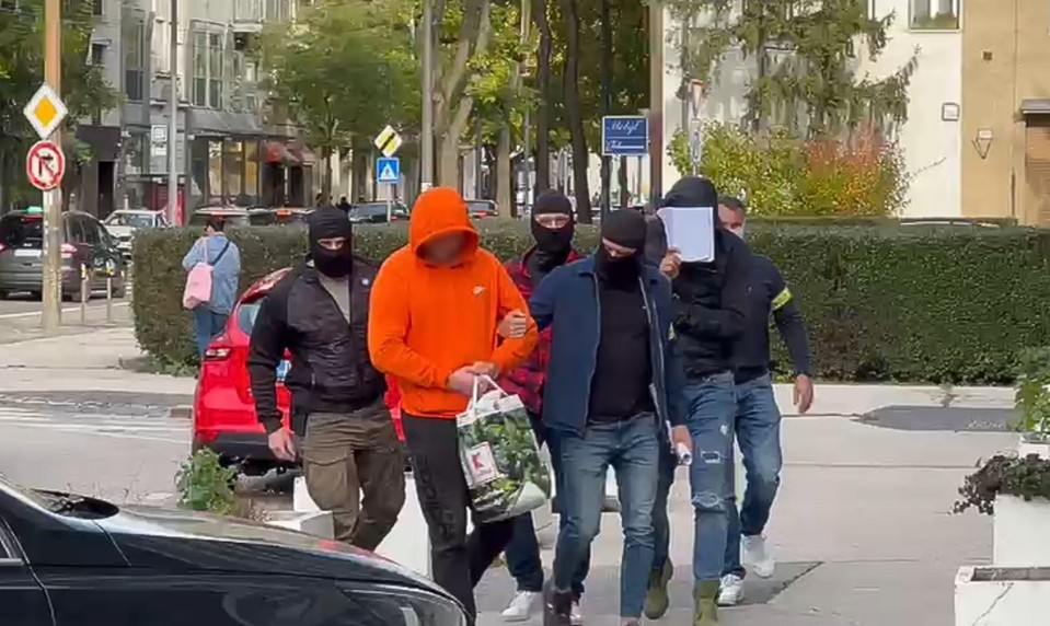 Policajná akcia odkryla nečakané prepojenie. Medzi zadržanými je muž známy z Čistého dňa