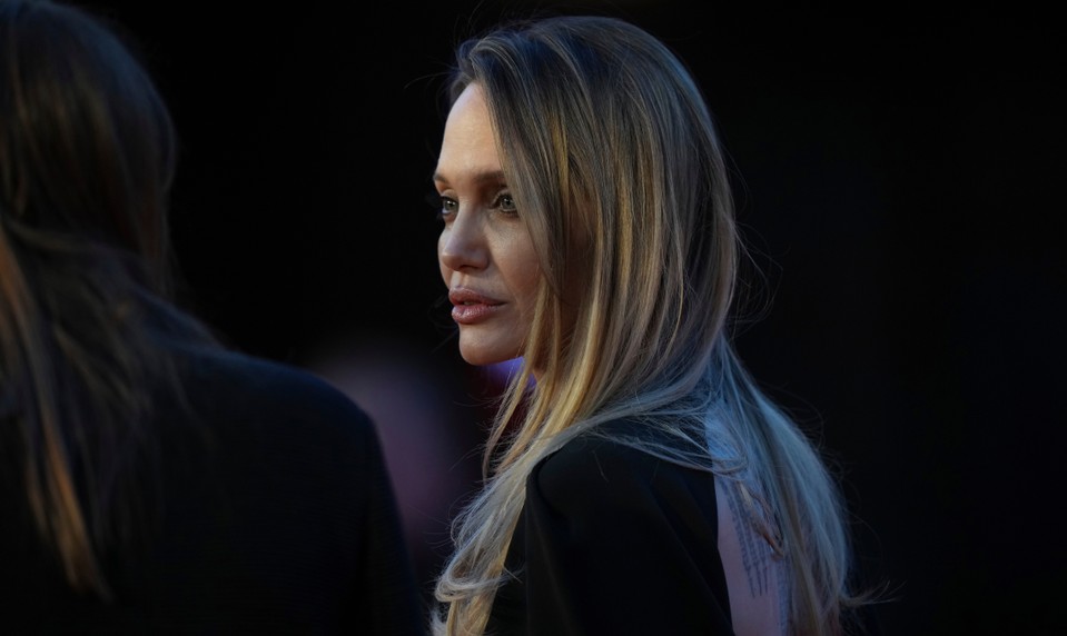 Prvýkrát a po dlhých rokoch! Angelina Jolie ukázala jazvy po odstránení prsníkov