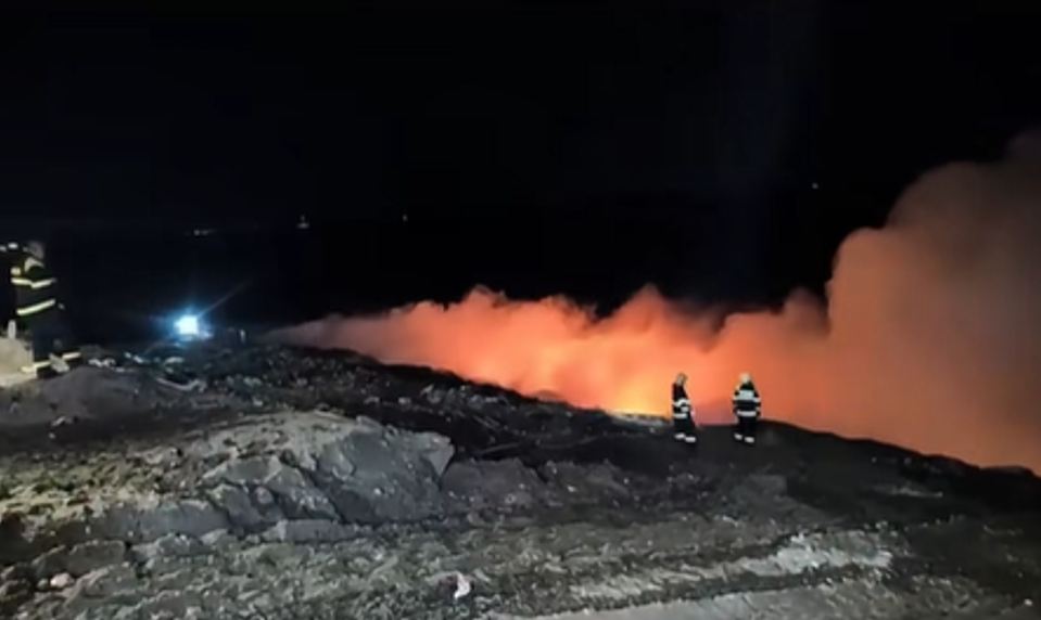 Hasiči zasahujú pri rozsiahlom požiari skládky v Trnave. Verejnosť vyzývajú, aby nevetrala