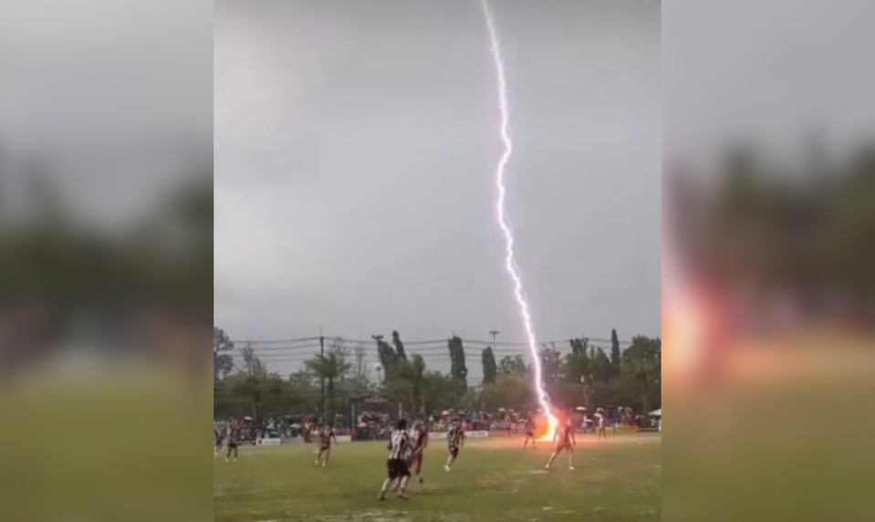 Futbalistu počas zápasu zasiahol blesk. Tragédiu zachytilo video