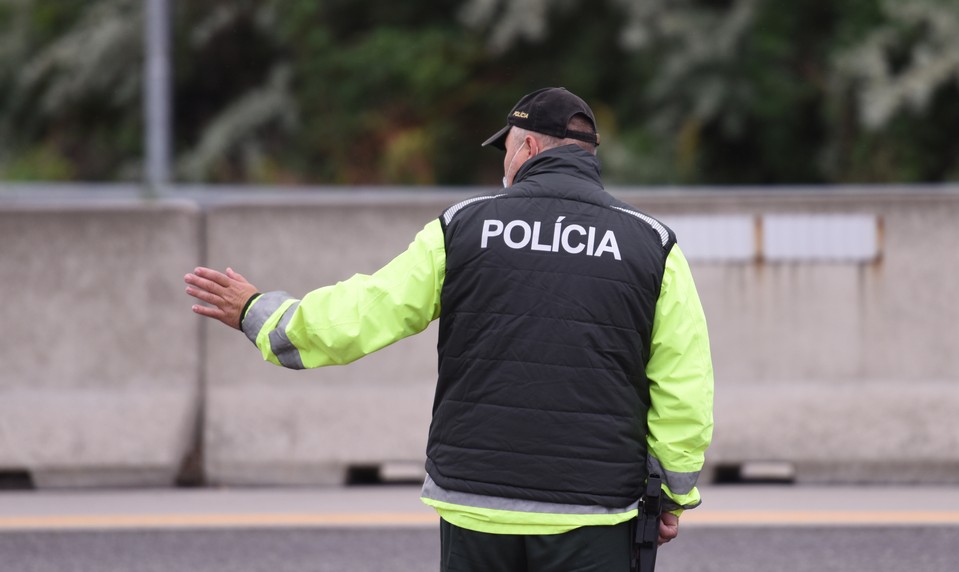 Tragická nehoda na D1 si vyžiadala jednu obeť. Ďalšia osoba bola zakliesnená v aute