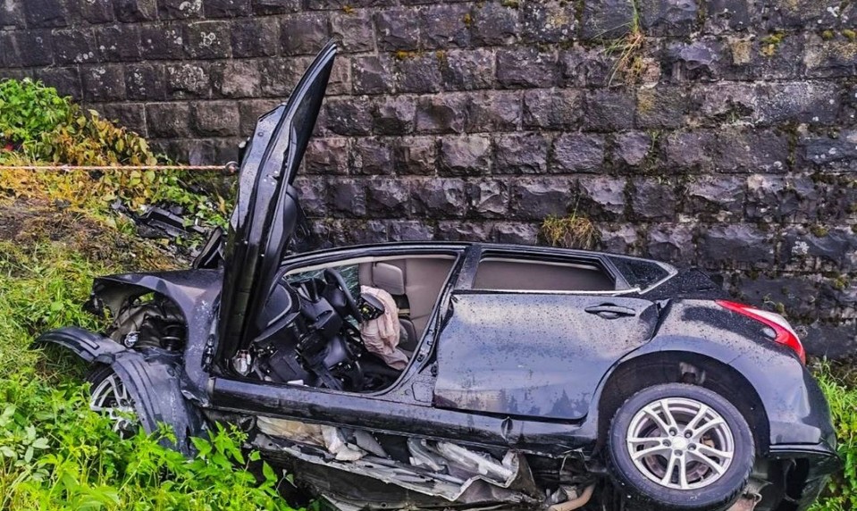 Auto narazilo do piliera a začalo horieť. Pri nehode prišla o život jedna osoba