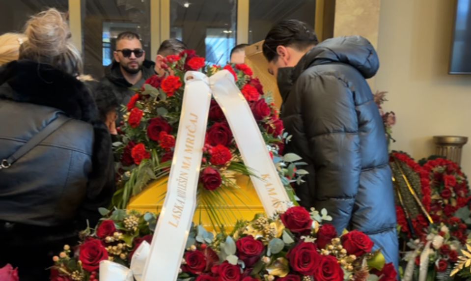 Pohreb rómskeho kráľa Róberta Botoša: Blízki sa s ním rozlúčili smútočným pochodom