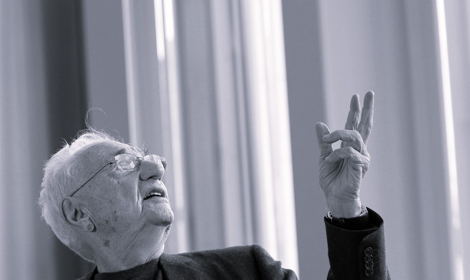 Vo veku 96 rokov zomrel architekt Frank Gehry, spoluautor Tancujúceho domu v Prahe