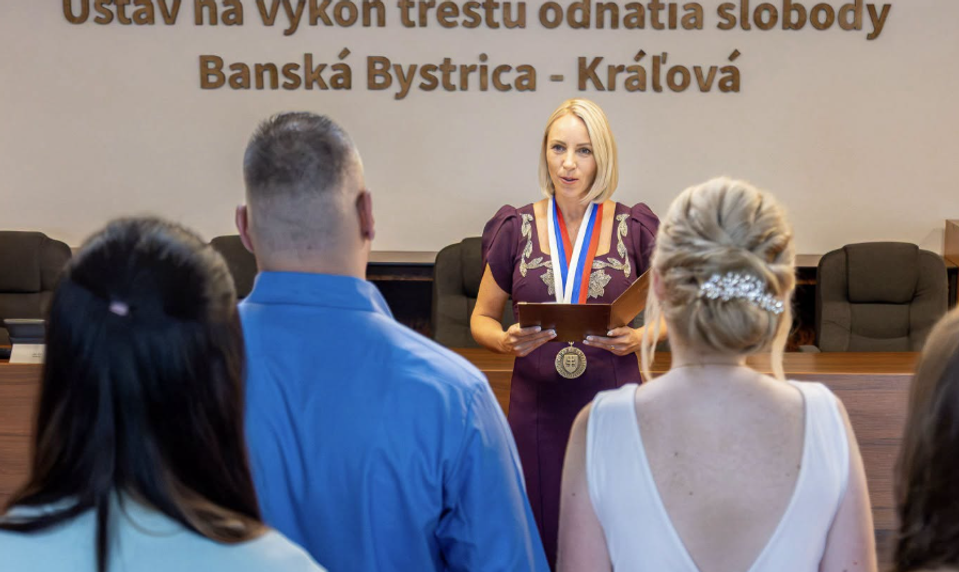 Svoje „áno“ si povedali za mrežami. Mladý pár sa zosobášil vo väznici