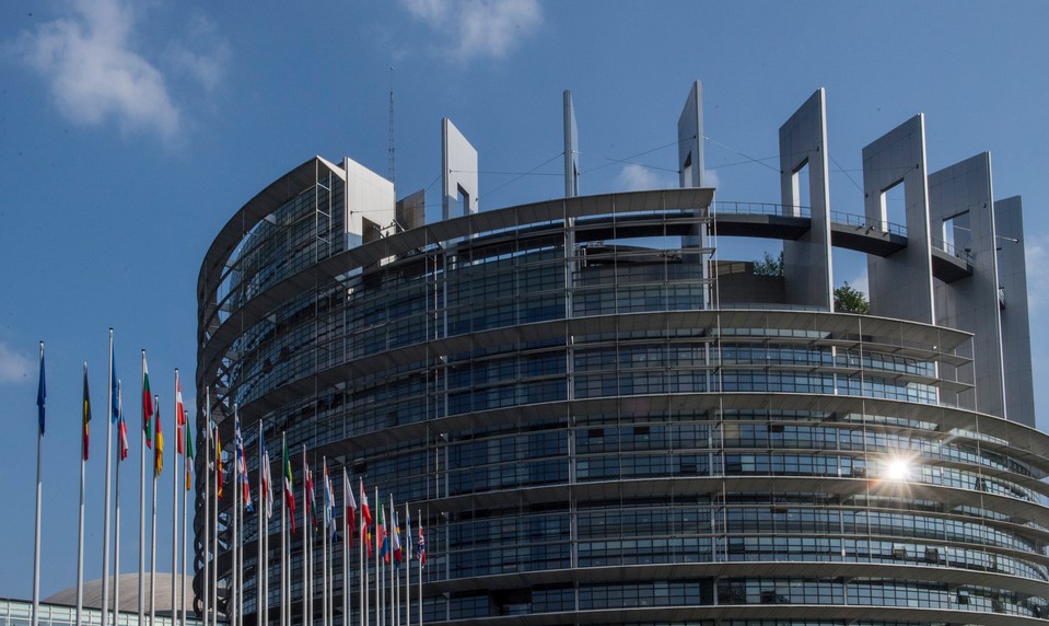 Európsky parlament žiada, aby eurokomisia začala konanie o zmrazení eurofondov Slovensku