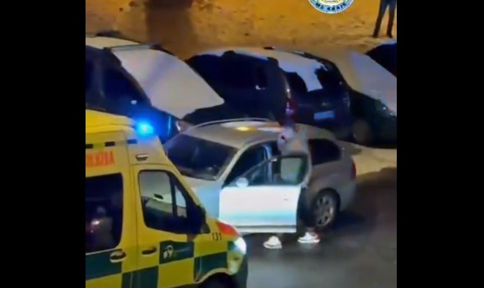 Silvestrovský hazard so životom: Vodič BMW zablokoval sanitku, hľadá ho polícia