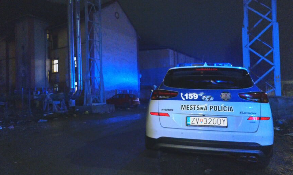 Najprv sa ozvala silná rana a krik. Hasiči našli v byte dvojicu s popáleninami