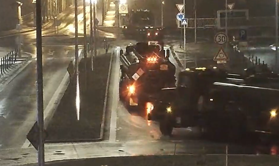 Nehoda amerického vojenského vozidla obmedzila dopravu na juhu Slovenska