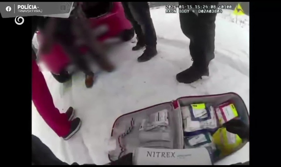 Rýchla reakcia policajtov zachránila mladému mužovi život, hrozilo mu vykrvácanie