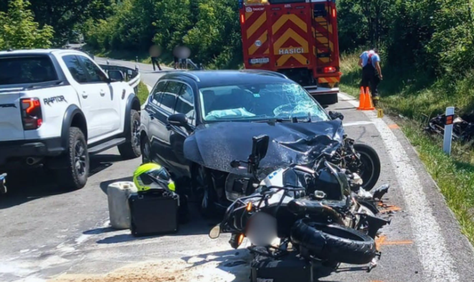 Hrozivá nehoda auta a dvoch motoriek si vyžiadala tri zranené osoby