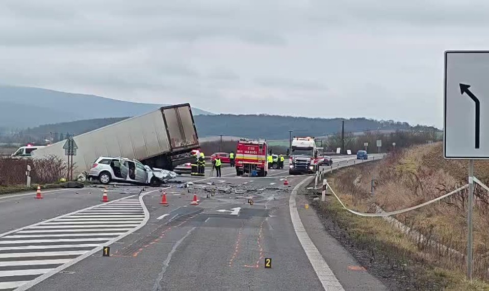Hrozivá čelná zrážka s kamiónom si vyžiadala život vodiča osobného auta