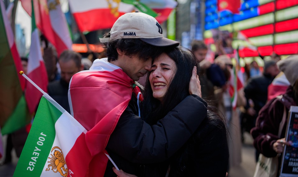 ONLINE: Z budovy veľvyslanectva USA  v Kuvajte stúpa po sérii iránskych útokov dym