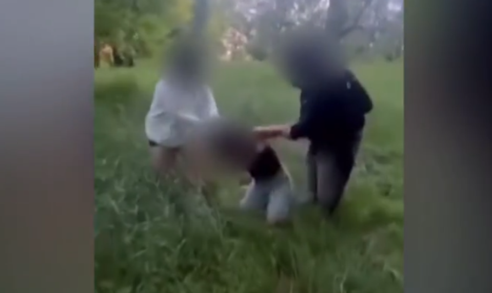 Ďalší prípad brutálnej šikany: Dievča (12) ťahali za vlasy a bili iné dievčatá kvôli peniazom