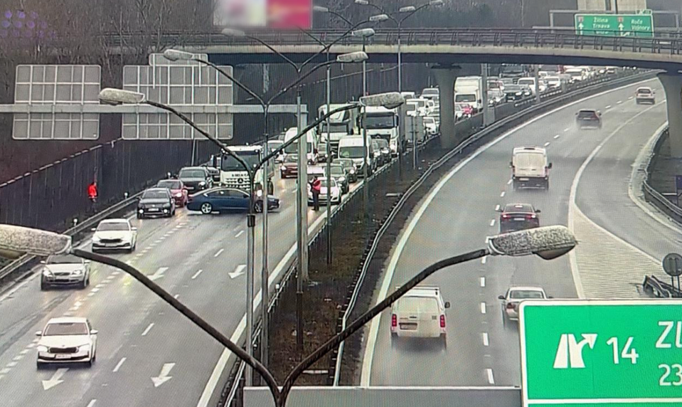 Nehoda dvoch áut zablokovala D1 v Bratislave smerom na Prístavný most