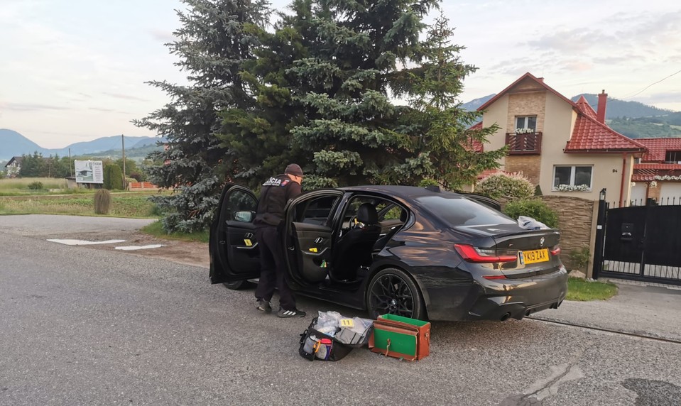 Mladík (16) úmyselne vrazil autom do skupiny ľudí. Jeden muž bojuje o život