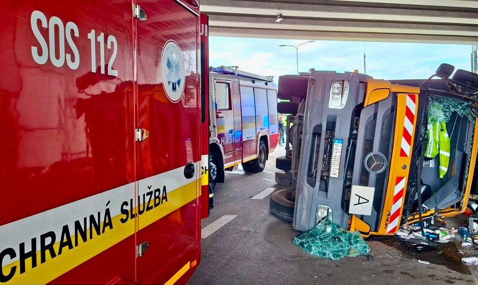 Nehoda smetiarskeho auta v Bratislave. Jedna osoba sa zranila