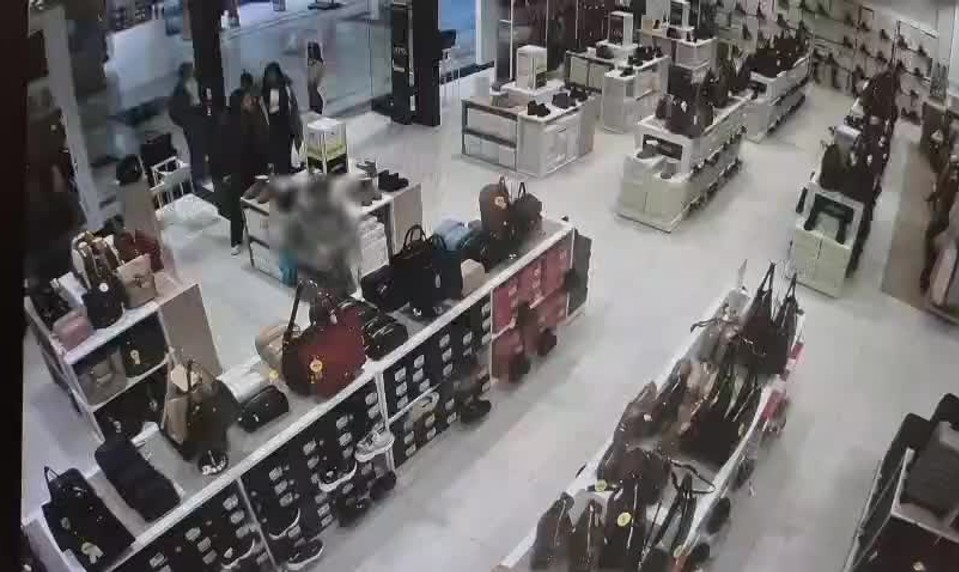 Polícia pátra po dvojici zlodejov. Ukradli vyše sto kusov oblečenia za tisíce eur