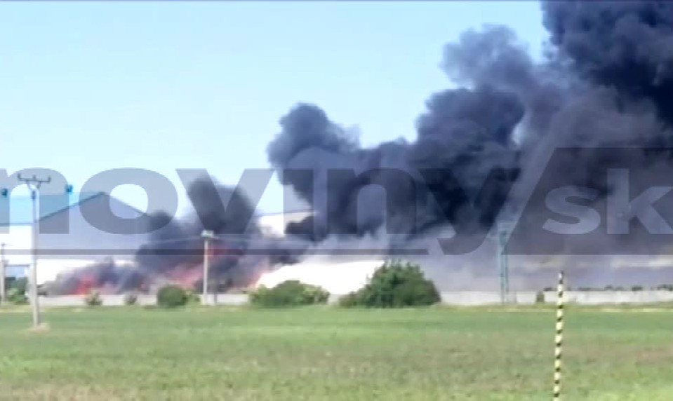 Pri požiari v sklade papiera zasahuje tucet hasičov