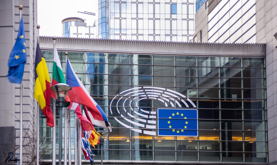 Európska komisia čelí kritike: Jej hodnotenie tabakovej legislatívy vraj ignoruje fakty a ohrozuje cieľ „Európy bez dymu“