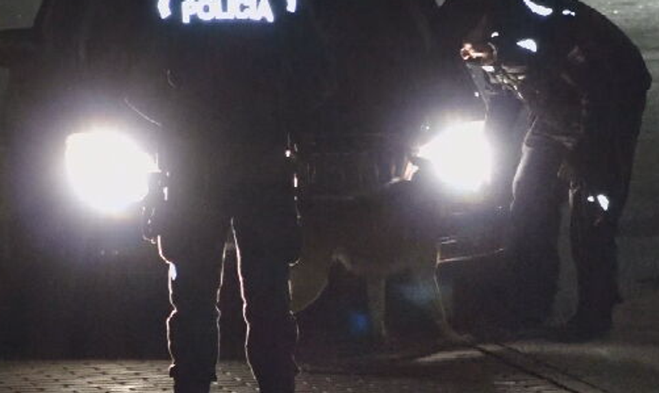 Protidrogová akcia: Kriminalisti s kukláčmi a psovodmi zasahovali na viacerých miestach súčasne