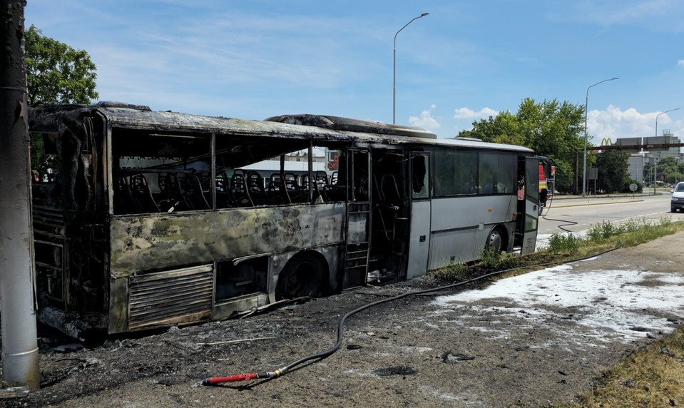 V Nitre pred hypermarketom horí autobus, bol plný žiakov na školskom výlete