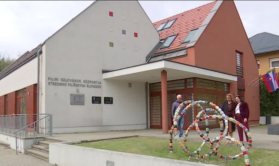 Bez učiteľov a podpory: Slovenská menšina v Maďarsku upadá