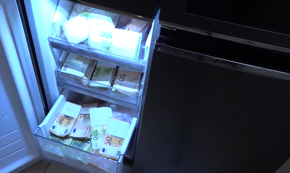 Peniaze ukryl do krabičky s kapsulami aj do mrazničky – z oboch skrýš zmizlo 100-tisíc eur