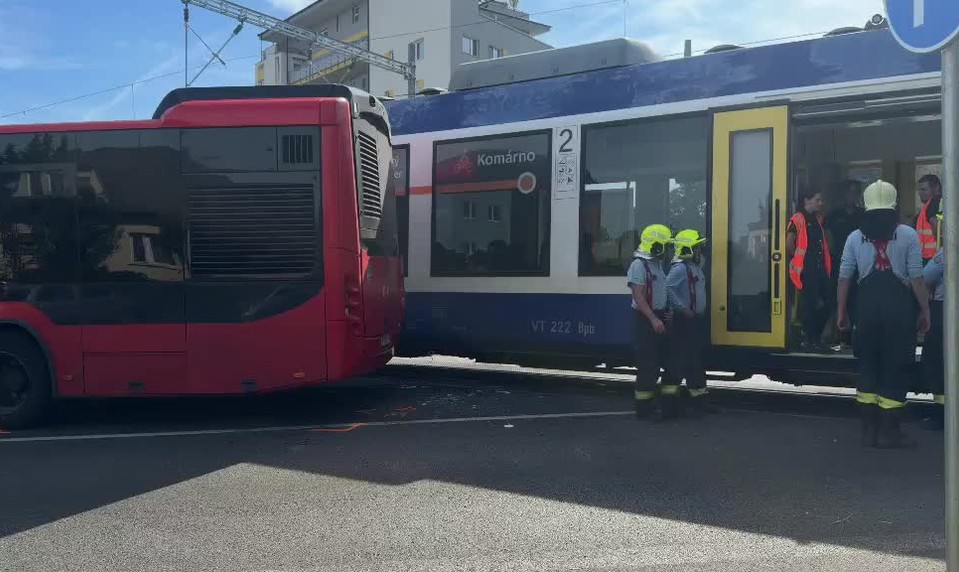 Vážna nehoda v Bratislave: Vlak sa na Ivanskej ceste zrazil s autobusom