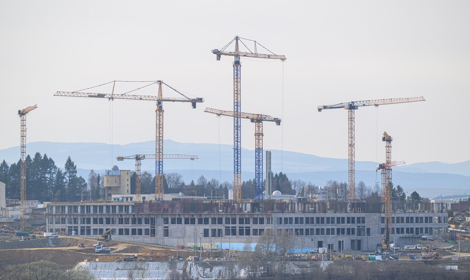Firmy, ktoré stavajú novú nemocnicu v Prešove, chcú projekt dokončiť. Jedného z členov konzorcia už vylúčili
