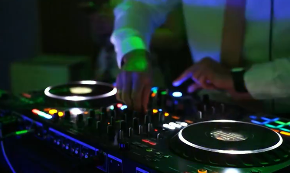 Ste DJ na svadbe či festivale? Za hudbu na verejnej akcii možno budete potrebovať licenciu