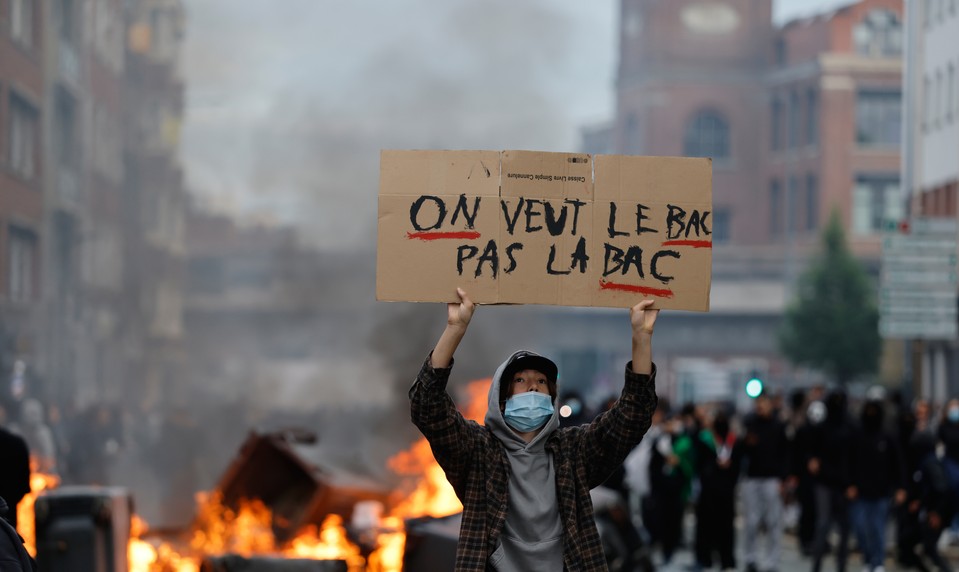 Študentské protesty vo Francúzsku: Takmer 2000 zadržaných a stovky zranených