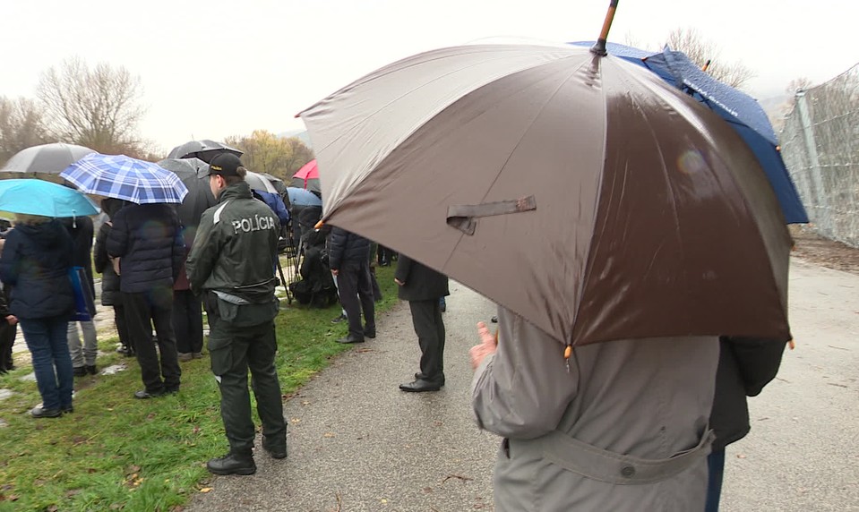 Takmer storočného bývalého politického väzňa nechali politici na Devíne stáť bokom