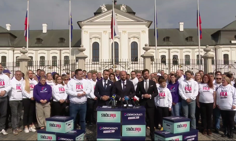 Demokrati odovzdali prezidentovi vyše 380-tisíc podpisov za referendum o predčasných voľbách