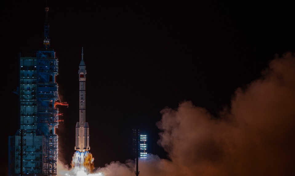 Čína vypustila kozmickú loď Šen-čou 23, jeden astronaut má vo vesmíre stráviť rok