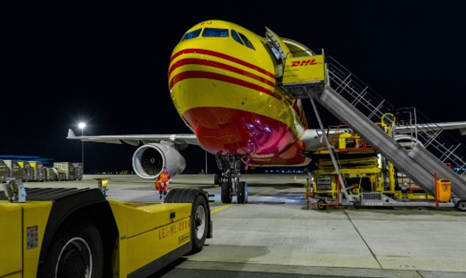 Nákladné lietadlo DHL sa nad v Nemecku zrazilo s letiacim objektom