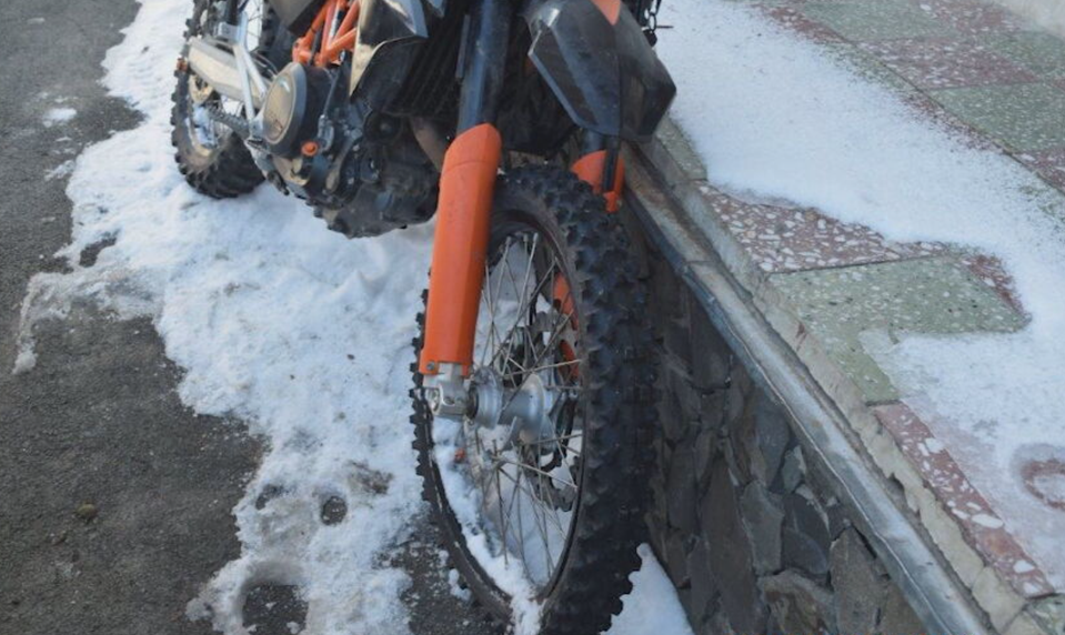 Nabúral, nafúkal a nemal vodičák. Motocyklistu od jazdy neodradilo ani počasie