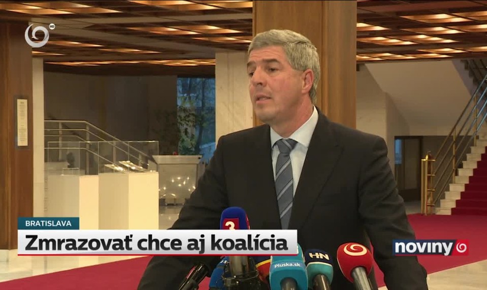 Zmrazovať chce aj koalícia