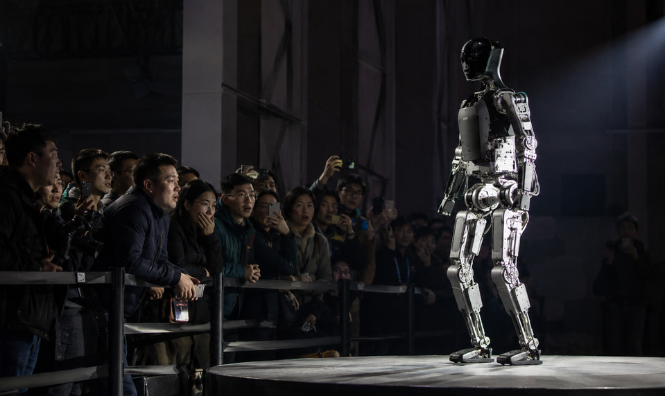 VIDEO: Robot v Číne kopol dieťa do brucha