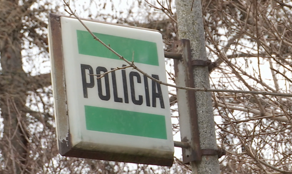 Policajti, ktorí na oddelení mučili mladíka, sa už čoskoro postavia pred súd