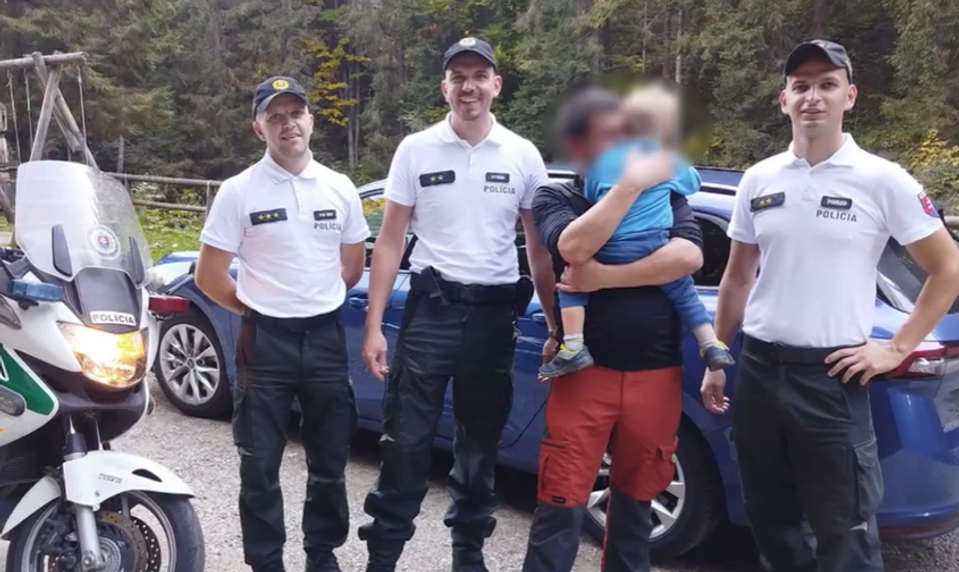 Matúško (3) sa stratil v lese. Zúfalý otec zalarmoval policajtov, ktorí boli v kostole na obrade