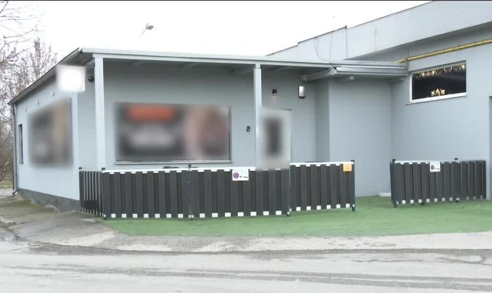 Ozbrojený muž prepadol herňu. Zamestnankyňu ohrozoval nožom a kričal "Davaj peneži!"