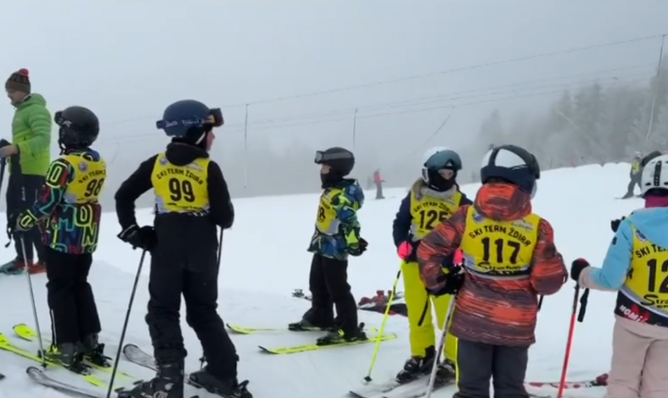 Škola v Ždiari má unikát: Žiaci lyžujú na svahoch ako školský predmet