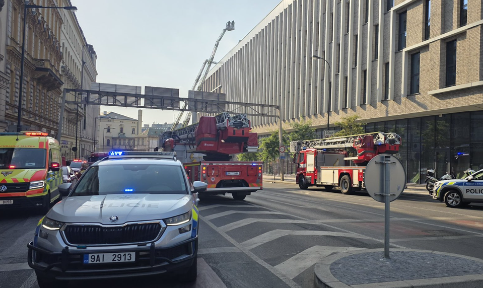 V centre Prahy horela strecha hotela. Hostia sa sami evakuovali